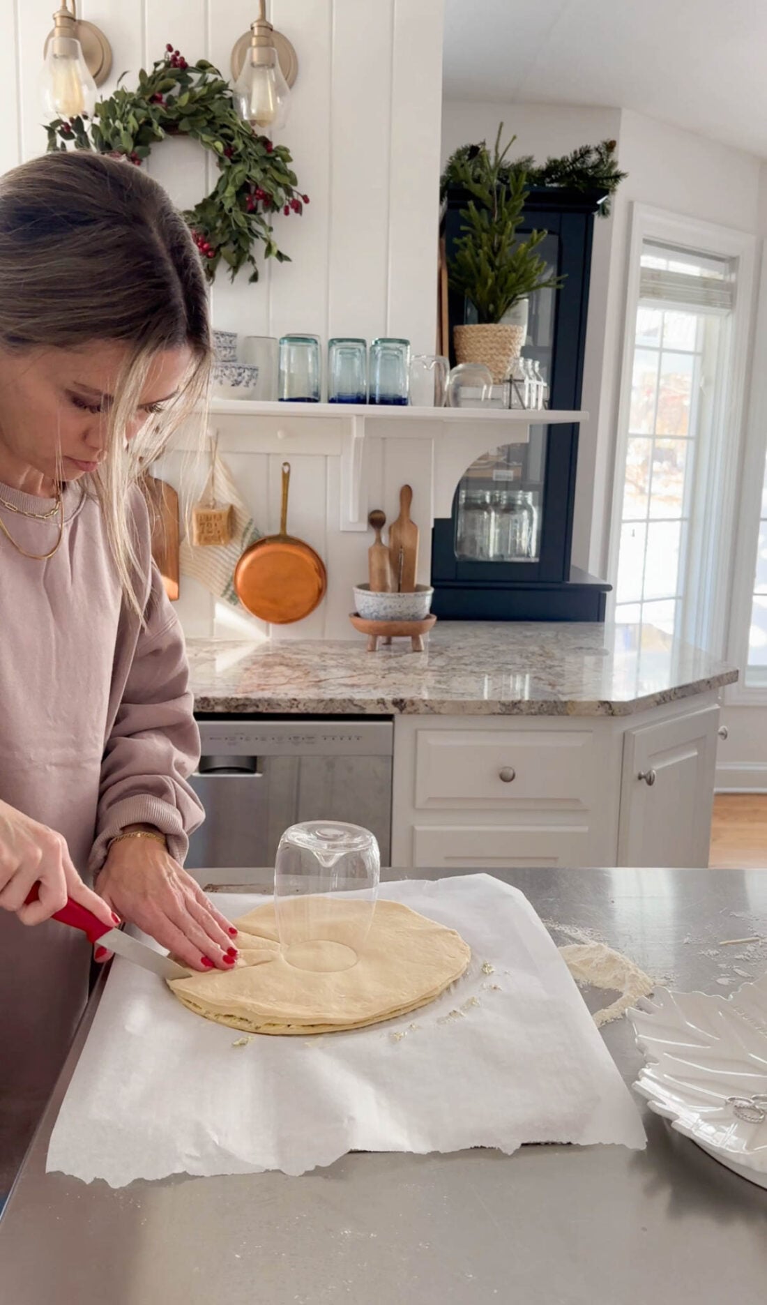 Steps for making garlic bread wreath.